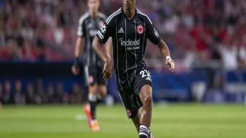 曼城新春力作：马年球衣亮相，水墨画风邂逅素描骏马，传统与现代交融美学盛宴！